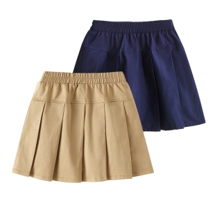 2 kurze Faltenröcke, einer beige, einer blau, auf weißem Hintergrund