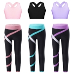 3 Sets aus Leggings und Sport-BHs nebeneinander in verschiedenen Farben