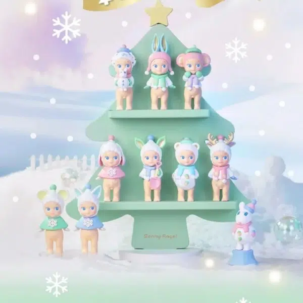 10 Sonny Angel-Figuren auf einem grünen Tannenbaum in einer winterlichen Umgebung mit Schnee angeordnet
