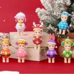 Drei verschiedene Sonny Angel-Figuren nebeneinander in einer Weihnachtsdekoration