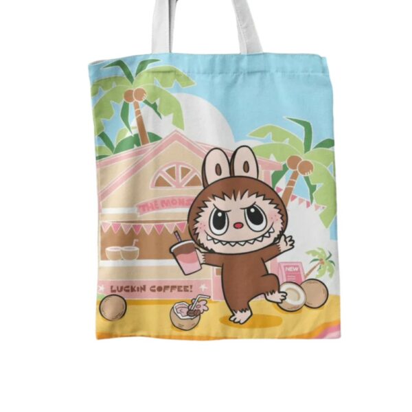 beiger Tote-Bag mit farbenfrohen Labubu-Prints vor weißem Hintergrund