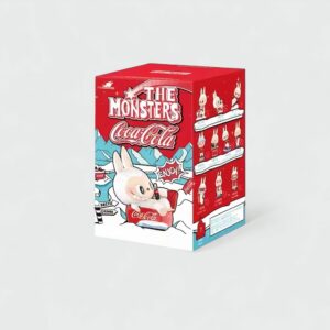 Mystery-Box mit Mini-Figur im Labubu-Stil Coca Cola Kollektion The Monsters in den Farben der Marke Coca Cola, vor grauem Hintergrund.
