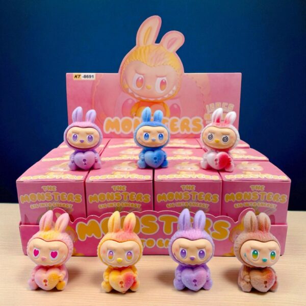 7 monsterartige Labubu-Figuren in verschiedenen Farben, sitzend und mit einem Herz mit Schloss in den Händen, auf ihren Boxen sitzend, auf einer Holztheke mit dunkler Wand im Hintergrund.