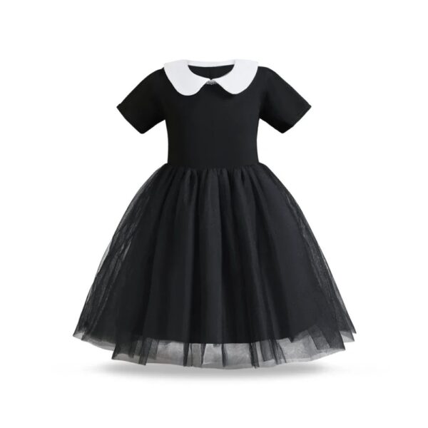 Kostüm für Mädchen inspiriert von Wednesday Addams, bestehend aus einem eleganten schwarzen Kleid mit einem kontrastierenden weißen Kragen. Ideal für Halloween oder Kostümpartys, dieses Kleidungsstück fängt perfekt den ikonischen und geheimnisvollen Stil der Figur ein.