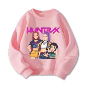 Kinder-Sweatshirt K-pop Demon Hunters Zoey Mira und Rumi für Mädchen mit Huntrix in Lila über ihnen geschrieben. Das Sweatshirt ist rosa. Auf weißem Hintergrund.