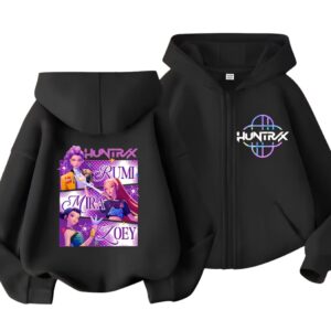 Kinder-Sweatshirt K-pop Demon Hunters Streetwear-Stil mit Kapuze für Mädchen in schwarzer Farbe. Links, das Sweatshirt von hinten gesehen mit einem großen farbenfrohen Motiv von Heldinnen aus dem Anime. Rechts, das Sweatshirt von vorne gesehen mit einem Reißverschluss und einem Logo auf der Herzseite. Auf weißem Hintergrund.