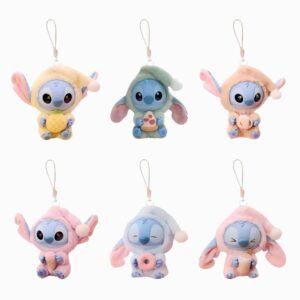 Mehrere Kuscheltier Schlüsselanhänger Stitch in Pastellfarben auf weißem Hintergrund