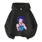 Kinder-Sweatshirt K-pop Demon Hunters Zoey für Mädchen auf der Vorderseite. Das Sweatshirt ist schwarz und mit Kapuze. Auf weißem Hintergrund.
