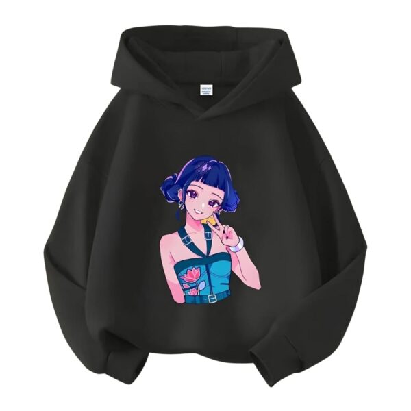 Kinder-Sweatshirt K-pop Demon Hunters Zoey für Mädchen auf der Vorderseite. Das Sweatshirt ist schwarz und mit Kapuze. Auf weißem Hintergrund.