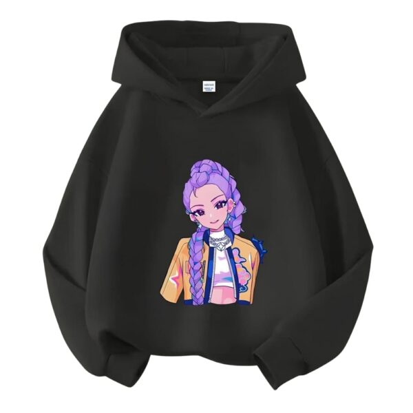 Ein schwarzes Kinder-Sweatshirt K-pop Demon Hunters für Mädchen, das Rumi zeigt, in Farbe, in der Mitte, auf einem einfarbigen weißen Hintergrund.