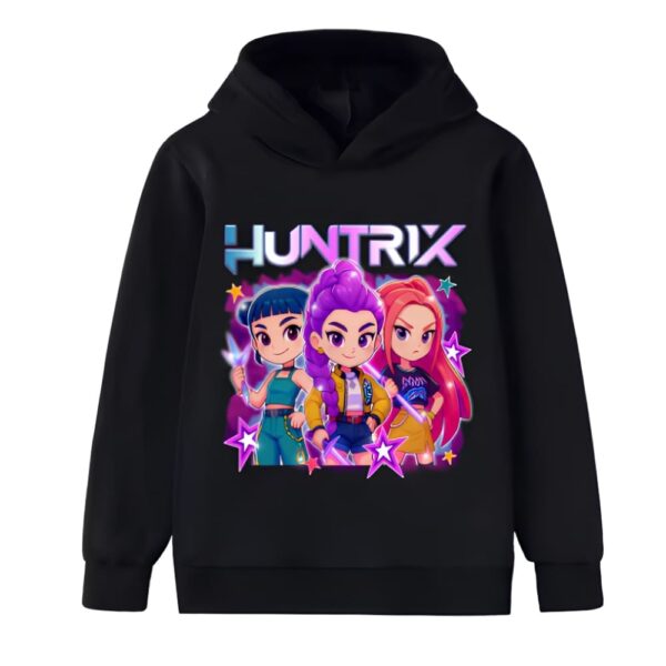 Kinder-Sweatshirt K-pop Demon Hunters Huntrix Motiv für Mädchen mit Kapuze in schwarzer Farbe. Das Motiv ist farbig und stellt die drei Mädchen-Heldinnen in Zeichentrickversion mit dem Namen Huntrix darüber dar. Auf weißem Hintergrund.