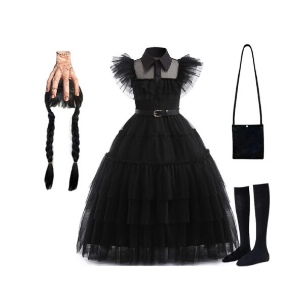 Halloween Kostüm für Mädchen inspiriert von Wednesday Addams, bestehend aus einem eleganten schwarzen Kleid mit Rüschen und kontrastierendem Kragen, einem verstellbaren Gürtel, Accessoires wie Zöpfen, einer künstlichen Hand, schwarzen Socken und einer passenden Tasche.