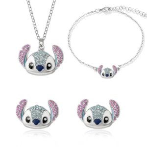 Set bijoux Stitch pour fille : collier, bracelet et boucles d’oreilles fantaisie avec tête de stitch en pendentif / en puce d'oreille. Le set est présenté sur fond blanc.