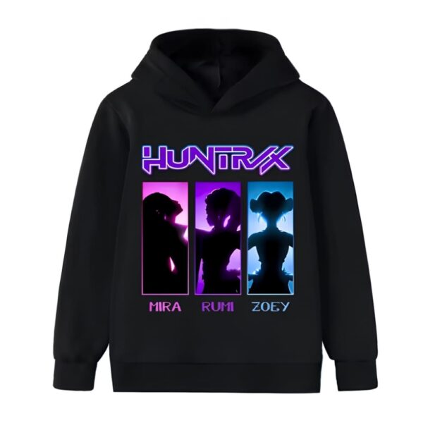 K-pop Demon Hunters Sweatshirts für Mädchen mit buntem Huntrix-Motiv. Das Sweatshirt ist schwarz, das Motiv stellt drei Silhouetten der Hauptfiguren in einem bunten Rahmen dar. Das Wort HUNTRIX ist groß darüber geschrieben. Auf weißem Hintergrund.