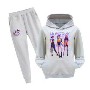 K-pop Demon Hunters Jogginganzug Mädchen mit Sweatshirt mit Kapuze. Das Set ist grau mit einem Motiv auf dem Oberschenkel der Hose und einem großen Motiv mit den drei Heldinnen des Films auf der Vorderseite des Sweatshirts. Das Sweatshirt hat eine Känguru-Tasche. Auf weißem Hintergrund.