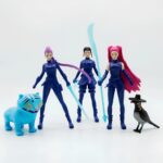Set von 5 Figuren K-pop Demon Hunters bestehend aus dem Tiger Derpy, Zoey, Mira, Rumi und der Elster auf hellem Hintergrund.