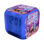 K-pop Demon Hunters Leuchtender Wecker Mädchen in blauer Farbe mit digitalem Display. Zwei Seiten haben ein Demon Hunters Motiv mit den Charakteren aus dem Film. Auf weißem Hintergrund.