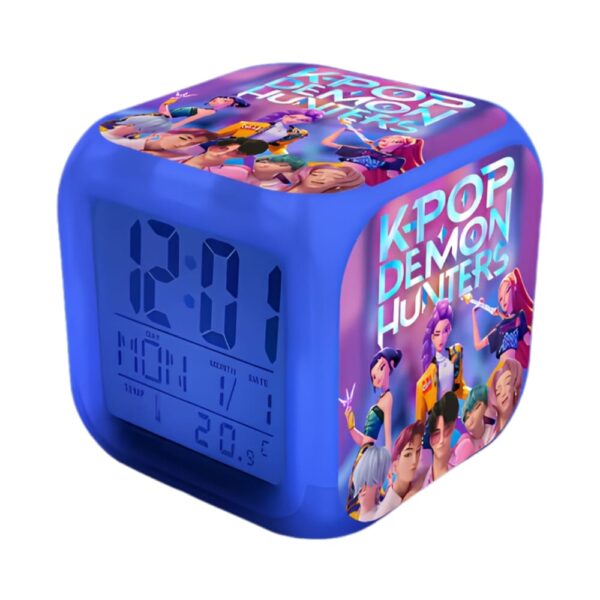 IMG_10_2025_reveil_fille_lumineux_K_pop_Demon_Hunters_2.jpg K-pop Demon Hunters Leuchtender Wecker Mädchen in blauer Farbe mit digitalem Display. Zwei Seiten haben ein Demon Hunters Motiv mit den Charakteren aus dem Film. Auf weißem Hintergrund.