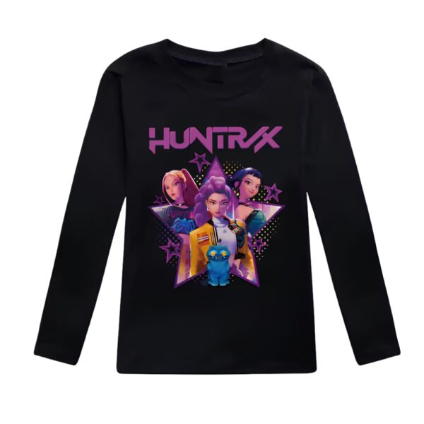 IMG_10_2025_t_shirt_fille_K_pop_Demon_Hunters_a_manches_longues_avec_motif_colore_3.jpg K-pop Demon Hunters Mädchen T-Shirt mit langen Ärmeln buntes Motiv. Das T-Shirt ist schwarz. Das Motiv stellt die drei Heldinnen des Films in den Mittelpunkt mit dem Namen ihrer Gruppe darüber in lila Großbuchstaben "HUNTRIX". Auf weißem Hintergrund.