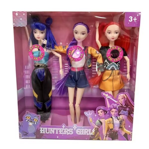 IMG_111.jpg Trois poupées K-pop chantantes dans une boîte rose, avec cheveux colorés, vêtements stylés et bouton lumineux interactif sur la poitrine