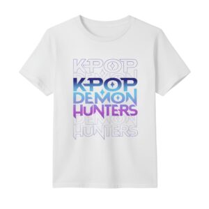 T-shirt fille K-pop Demon Hunters blanc motif en majuscules colorées bleus et violets. Sur fond blanc.