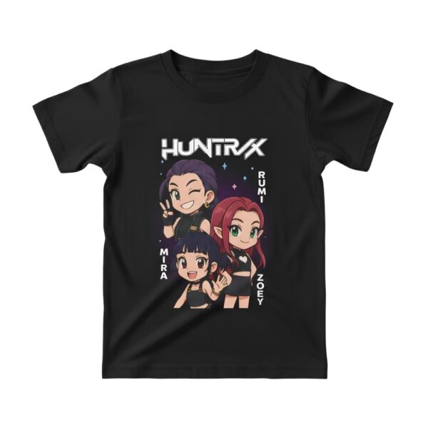 T-shirt fille K-pop Demon Hunters noir motif cartoon avec les 3 personnages filles et le nom Huntrix au-dessus. Sur fond blanc.
