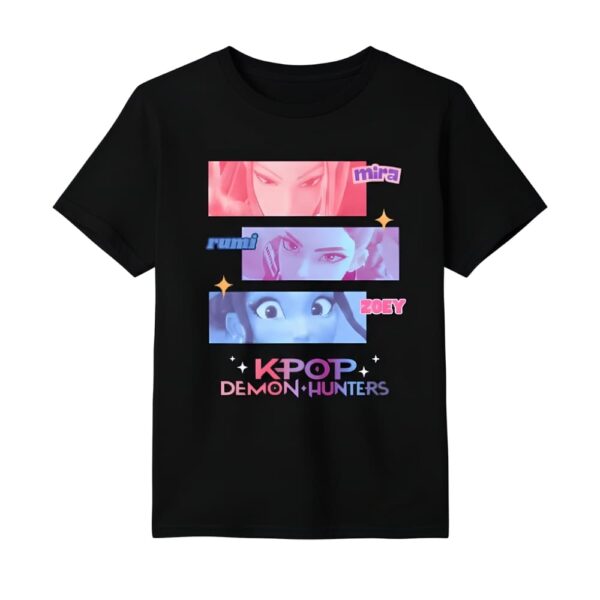 IMG_10_2025_T_shirt_fille_K_pop_Demon_Hunters_noir_motif_colore_Zoey_Rumi_Mira_1.jpg T-shirt fille K-pop Demon Hunters noir motif coloré Zoey Rumi Mira avec leur visage dans des rectangles, leur nom sur le côté. Sur fond blanc.