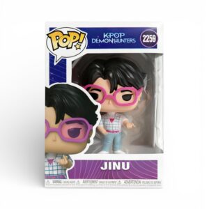 Figurine POP jouet K-pop Demon Hunters Jinu dans un emballage violet, lunettes roses, cheveux noirs, tenue décontractée sur fond blanc.