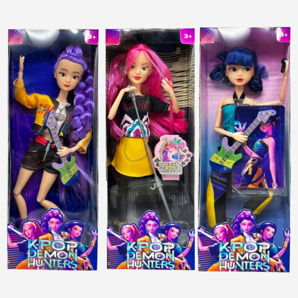 trois poupées kpop Demon hunters dans leurs boites, avec Rumi, Mira et Zoey de gauche à droite