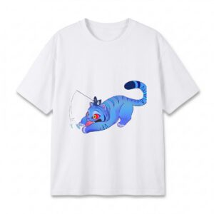 Un T-shirt fille K-pop Demon Hunters Derpy Sussie duo espiègle blanc, avec un petit chat bleu amusé qui court sur le devant, sur fond blanc simple.