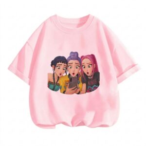 Un T-shirt fille K-pop Demon Hunters selfie surprise, rose, avec les trois personnages principaux prenant un photo, sur fond blanc simple.