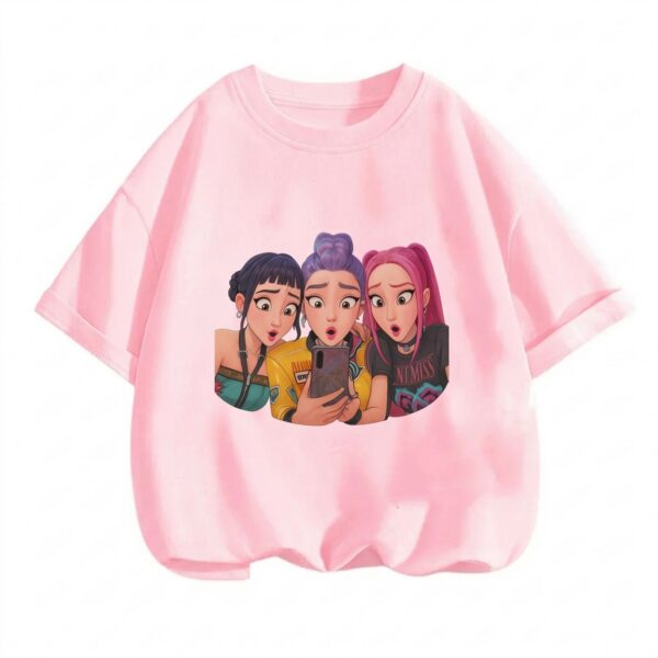 IMG_04_26_t_shirt_fille_k_pop_demon_hunters_selfie_surprise_1.jpg Un T-shirt fille K-pop Demon Hunters selfie surprise, rose, avec les trois personnages principaux prenant un photo, sur fond blanc simple.