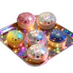 6 squishy dumplings colorés disposés dans un plateau, avec des paillettes