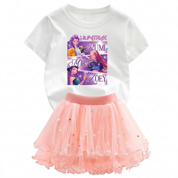 Un ensemble T-shirt fille Demon Hunters et jupe tulle avec un t-shirt blanc imprimé et une jupe rose en tulle, sur fond blanc.